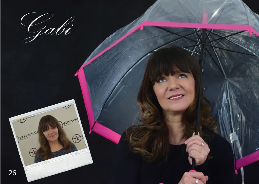 Originalseite der Kollektion 2017/18: Gabi mit dunklem Bob unter einem Regenschirm