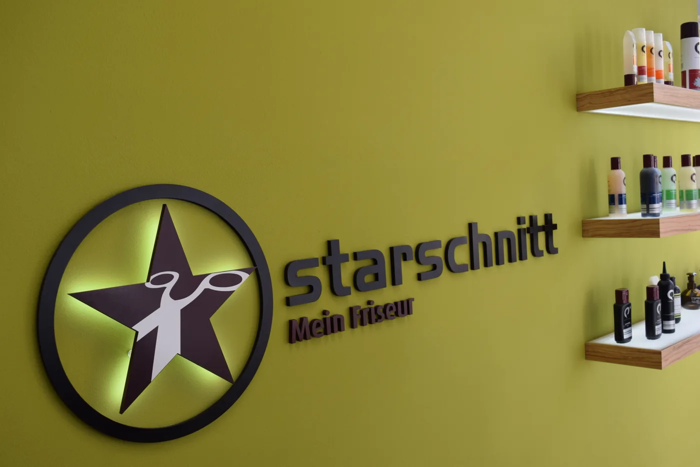 Starschnitt-Schriftzug im Salon an der Bethanienstraße